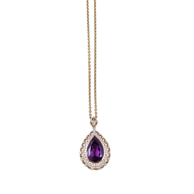 Pendente in oro giallo 18 kt a goccia, traforato e cesellato con brillanti e pietra sintetica, co...