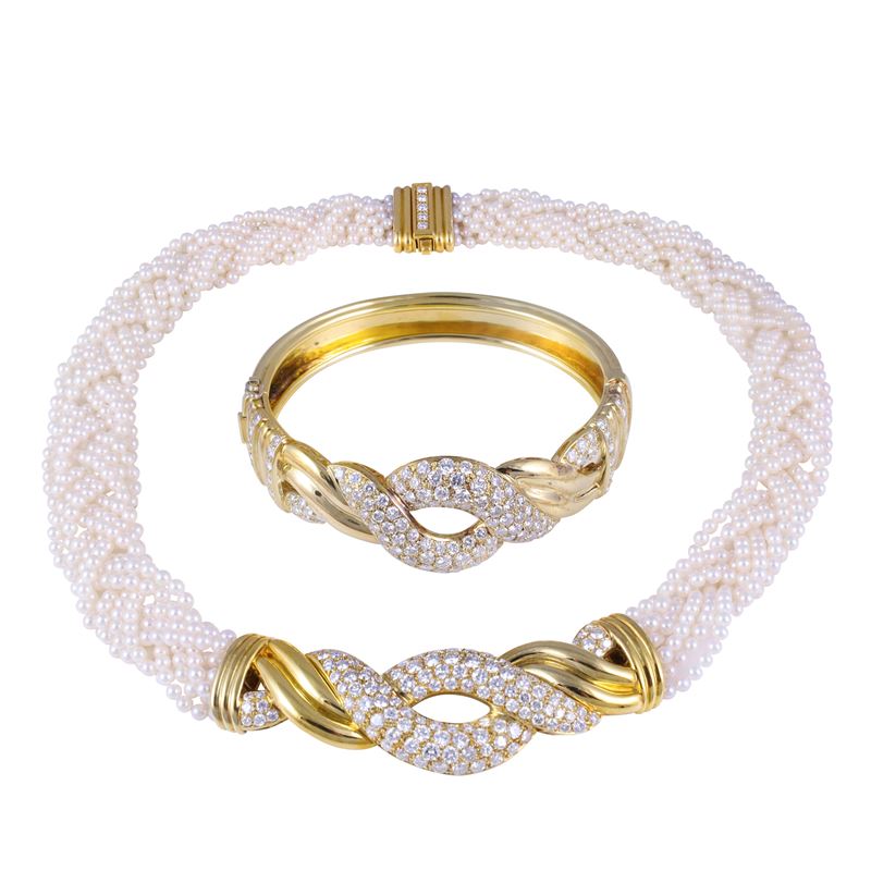 Parure in oro giallo 18 kt, girocollo a nove fili intrecciati e bracciale rigido con perle coltiv...