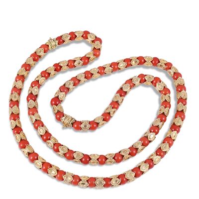 Gioielli in oro giallo 18 kt con corallo e pietre dure (collana, girocolli, orecchini e anello)