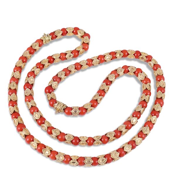 ~ 18KT GOLD LOT COMPRISING A NECKLACE, A PAIR OF EARRINGS AND A RING SET WITH CORALS AND DIAMONDS