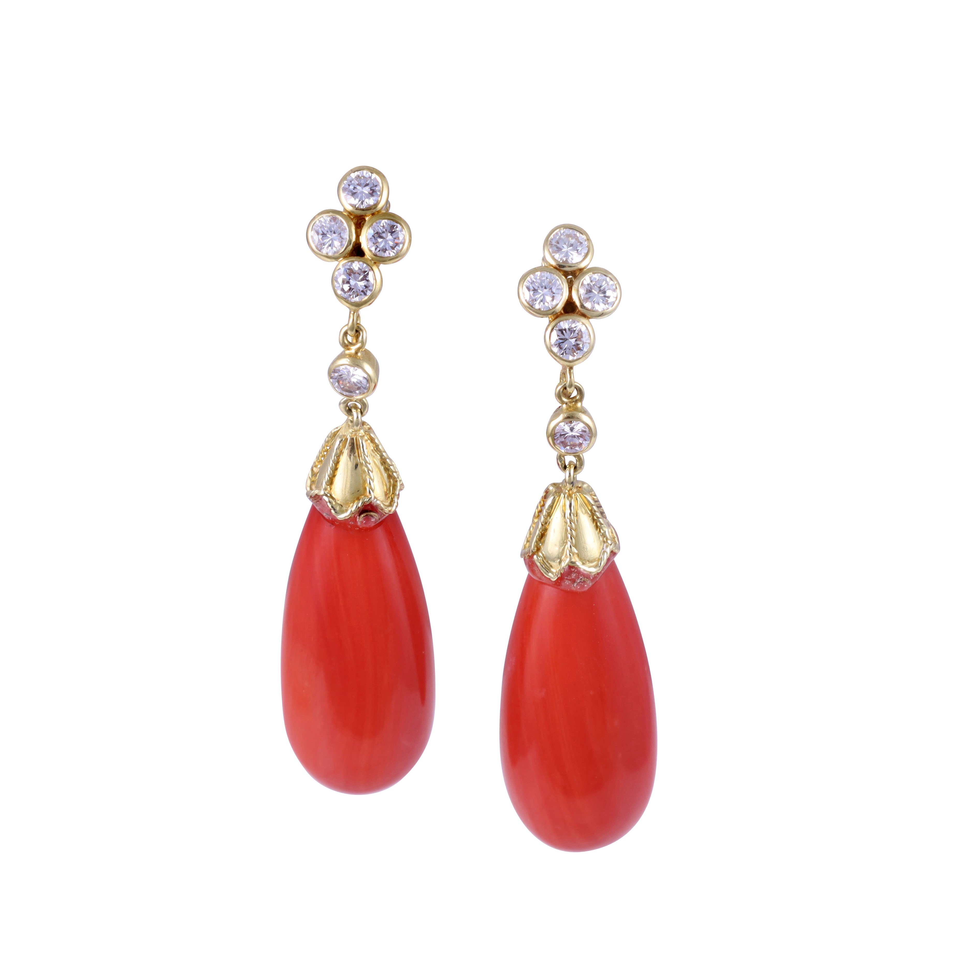 Gioielli in oro giallo 18 kt con corallo e pietre dure (collana, girocolli, orecchini e anello)