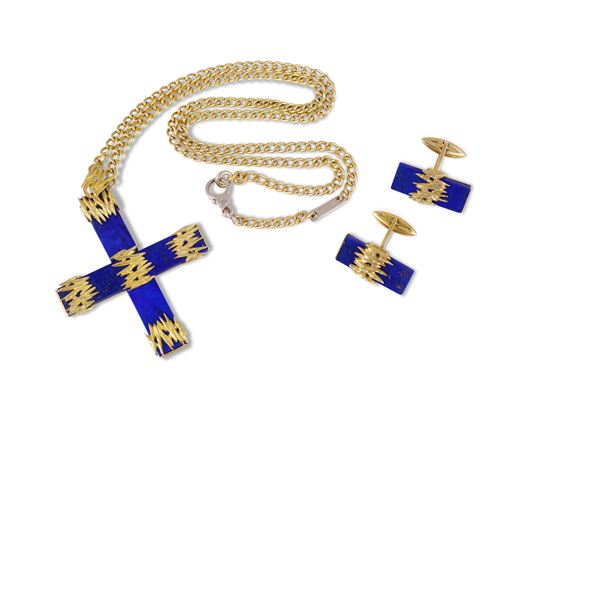 18KT GOLD LOT COMPRISING A CHAIN WITH LAPIS LAZULI PENDANT AND A PAIR OF EN SUITE CUFFLINKS