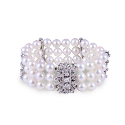 Bracciale a tre fili di perle coltivate, chiusura traforata in oro bianco 18 kt con inserti diama...