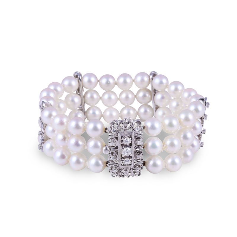 Bracciale a tre fili di perle coltivate, chiusura traforata in oro bianco 18 kt con inserti diama...