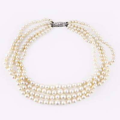 Collana a quattro fili di perle coltivate con chiusura in oro bianco 18 kt e piccoli diamanti