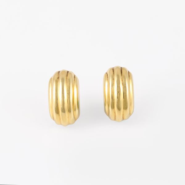 18KT GOLD EARRINGS (dents)