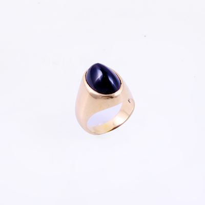 Chevalier, Anello chevalier in oro giallo 18 kt con zaffiro ovale cabochon