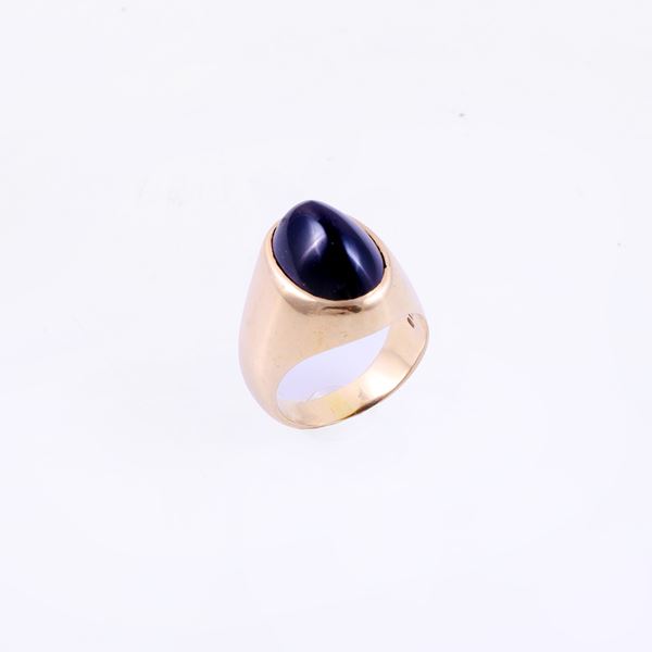 18KT GOLD RING SET WITH CABOCHON-CUT SAPPHIRE