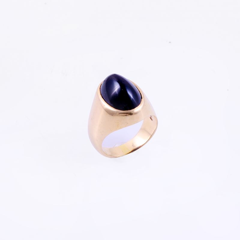 Chevalier, Anello chevalier in oro giallo 18 kt con zaffiro ovale cabochon