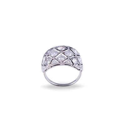 Anello, oro bianco 18 kt con motivo anteriore traforato geometrico e diamanti taglio antico europ...