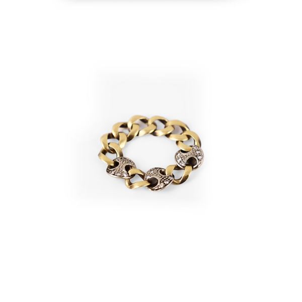 18KT GOLD RING SET WITH DIAMONDS