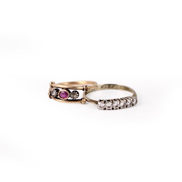 LOT COMPRISING TWO RINGS: ONE IN 18KT GOLD WITH DIAMONDS AND ONE IN 18KT GOLD AND SILVER WITH RUBY AND ROSE-CUT DIAMONDS