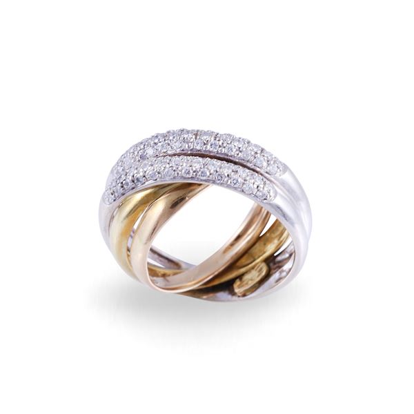 18KT GOLD RING SET WITH DIAMONDS