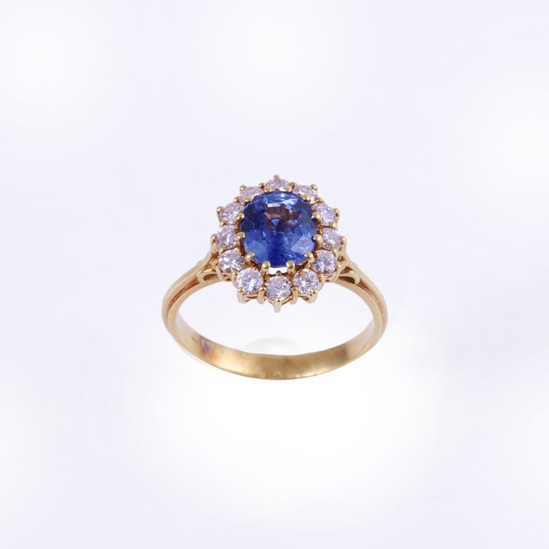 Anello, oro giallo 18 kt con zaffiro ovale e brillanti
