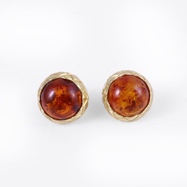 18KT GOLD EARRINGS SET WITH AMBER