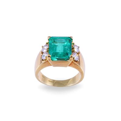 Anello, oro giallo 18 kt con smeraldo rettangolare e brillanti