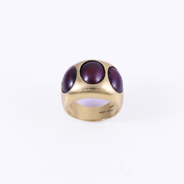 18KT GOLD RING SET WITH GARNETS (minor chips)