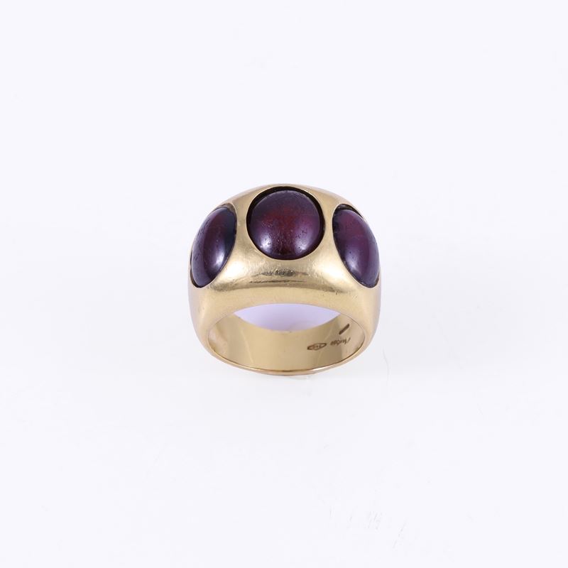 Ruber, Anello con granati cabochon in oro giallo 18 K