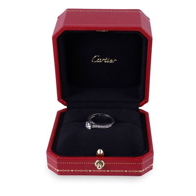 Cartier, Anello in platino con brillante centrale e pavé di piccoli brillanti