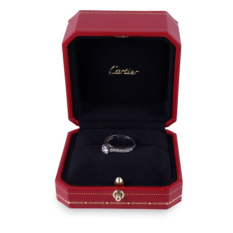Cartier, Anello in platino con brillante centrale e pavé di piccoli brillanti