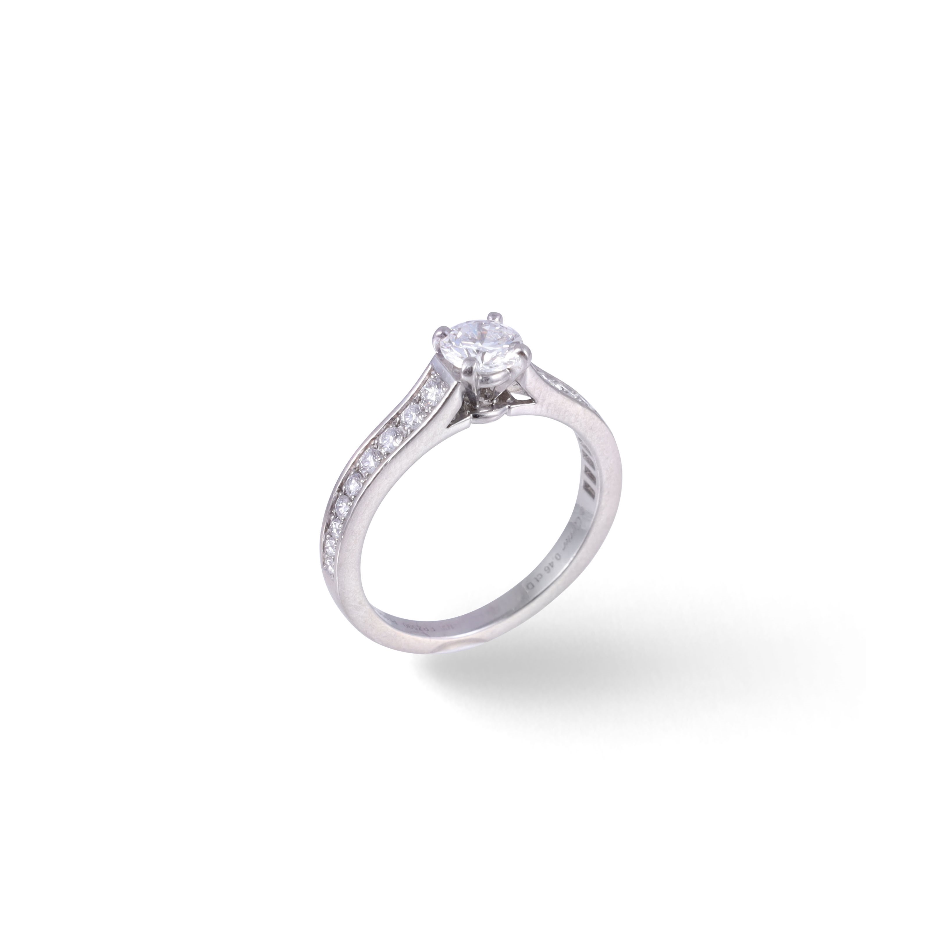 Cartier, Anello in platino con brillante centrale e pavé di piccoli brillanti
