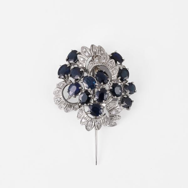 18KT GOLD LAPEL BROOCH SET WITH SAPPHIRES AND DIAMONDS