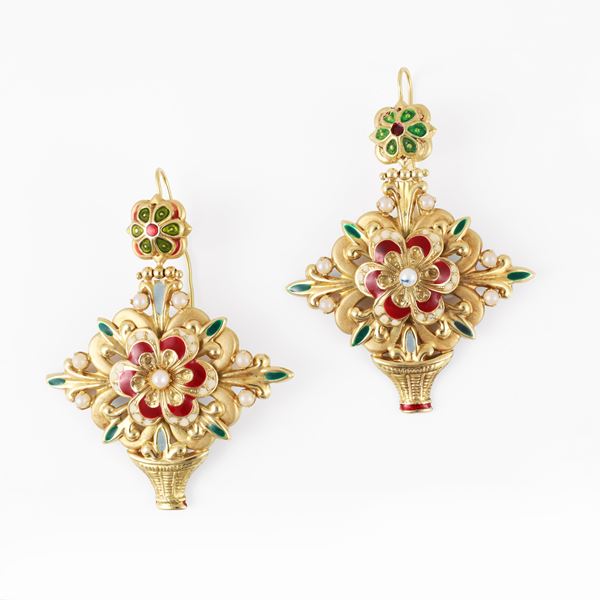 18KT GOLD EARRINGS WITH ENAMEL (minor losses) AND SYNTHETIC PEARLS