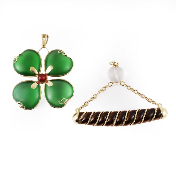 18KT GOLD LOT COMPRISING TWO PENDANTS WITH TIGER'S EYE, QUARTZ AND GLASS