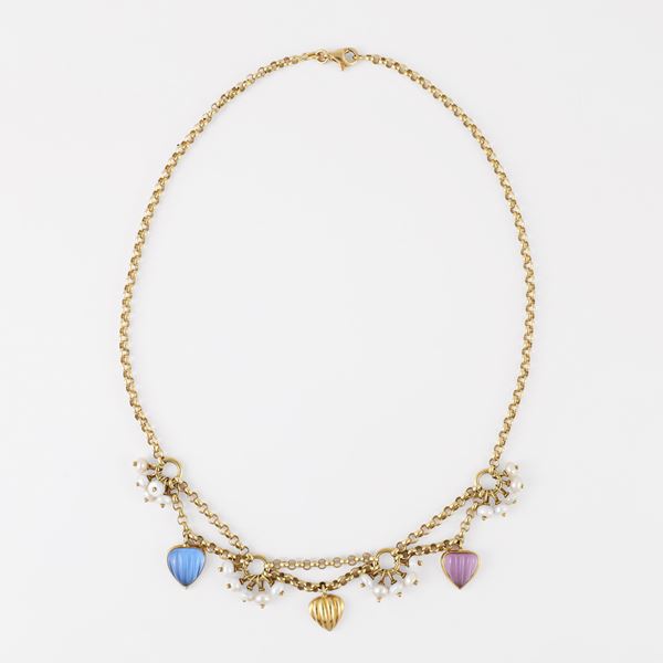 18KT GOLD NECKLACE SET WITH FRESHWATER PEARLS AND SYNTHETIC GEMSTONES