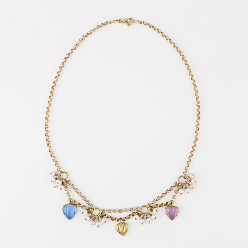 Girocollo in oro giallo 18 kt con perle d’acqua dolce e elementi cuoriformi