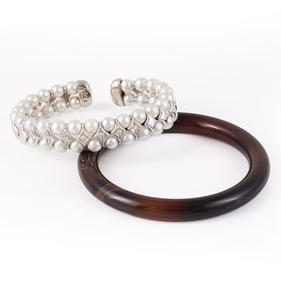 Bracciali in oro bianco 18 kt con perle coltivate e brillanti e bracciale a cerchio in agata