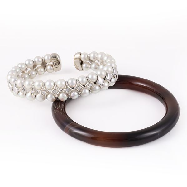 LOT COMPRISING A 18KT GOLD BRACELET SET WITH CULTURED PEARLS AND DIAMONDS AND AN AGATE BANGLE
