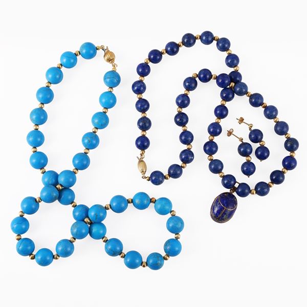 LOT COMPRISING TWO NECKLACES AND A PAIR OF EARRINGS IN LAPIS LAZULI AND TINTED HARDSTONE. 18KT GOLD MOUNTS