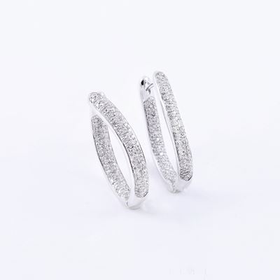 Orecchini in oro bianco 18 kt a nastro con brillanti in pavé