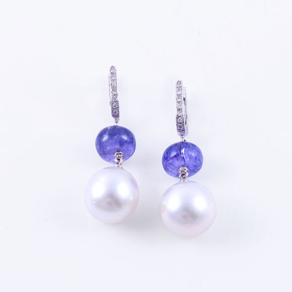 18KT GOLD EARRINGS SET WITH DIAMONDS, TANZANITES AND SOUTH SEA CULTURED PEARLS