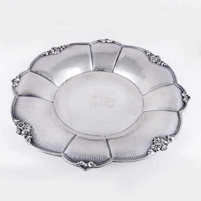 R. Miracoli, Piatto in argento 800/1000 martellato e costolato