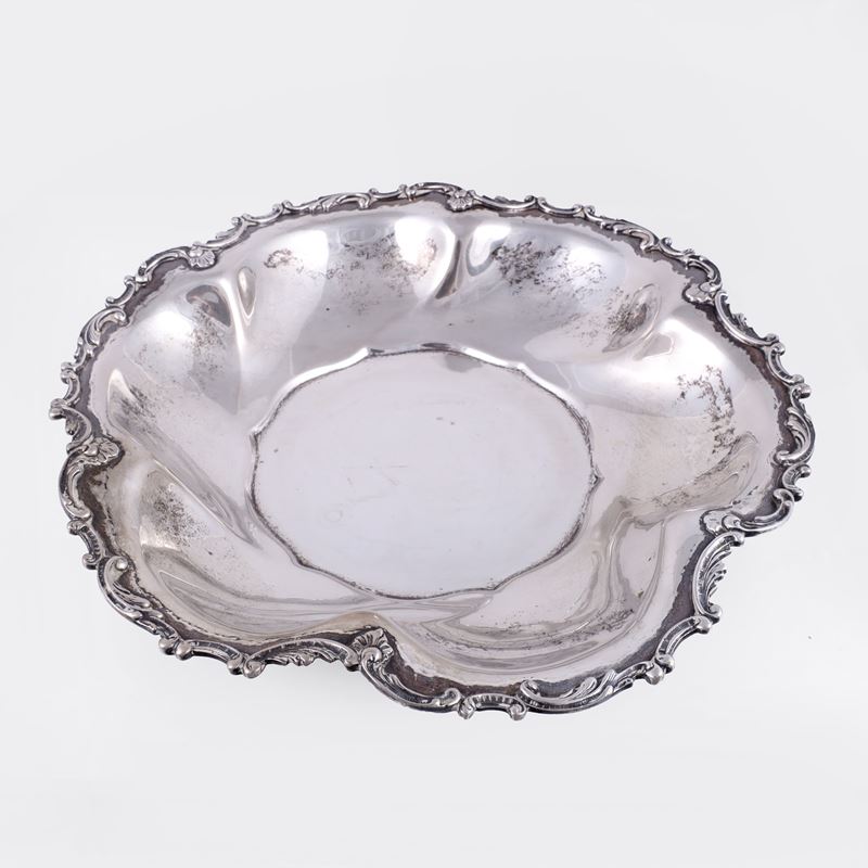 Centrotavola in argento 800/1000, corpo circolare a bordura mistilinea