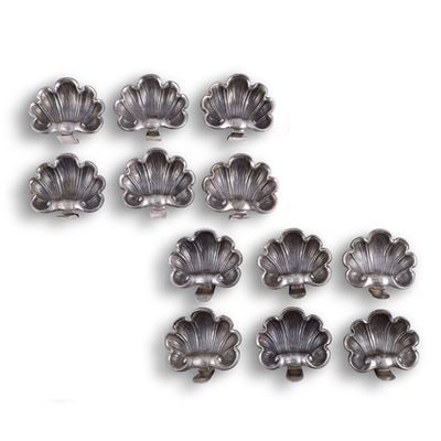 Argentiere del XX secolo, Set di dodici segnaposto conchiglia in argento 800/1000