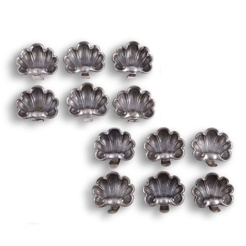 Argentiere del XX secolo, Set di dodici segnaposto conchiglia in argento 800/1000