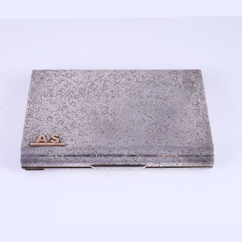 Trousse, argento 925/1000 inciso a motivi floreali con iniziali AS, custodia in suede