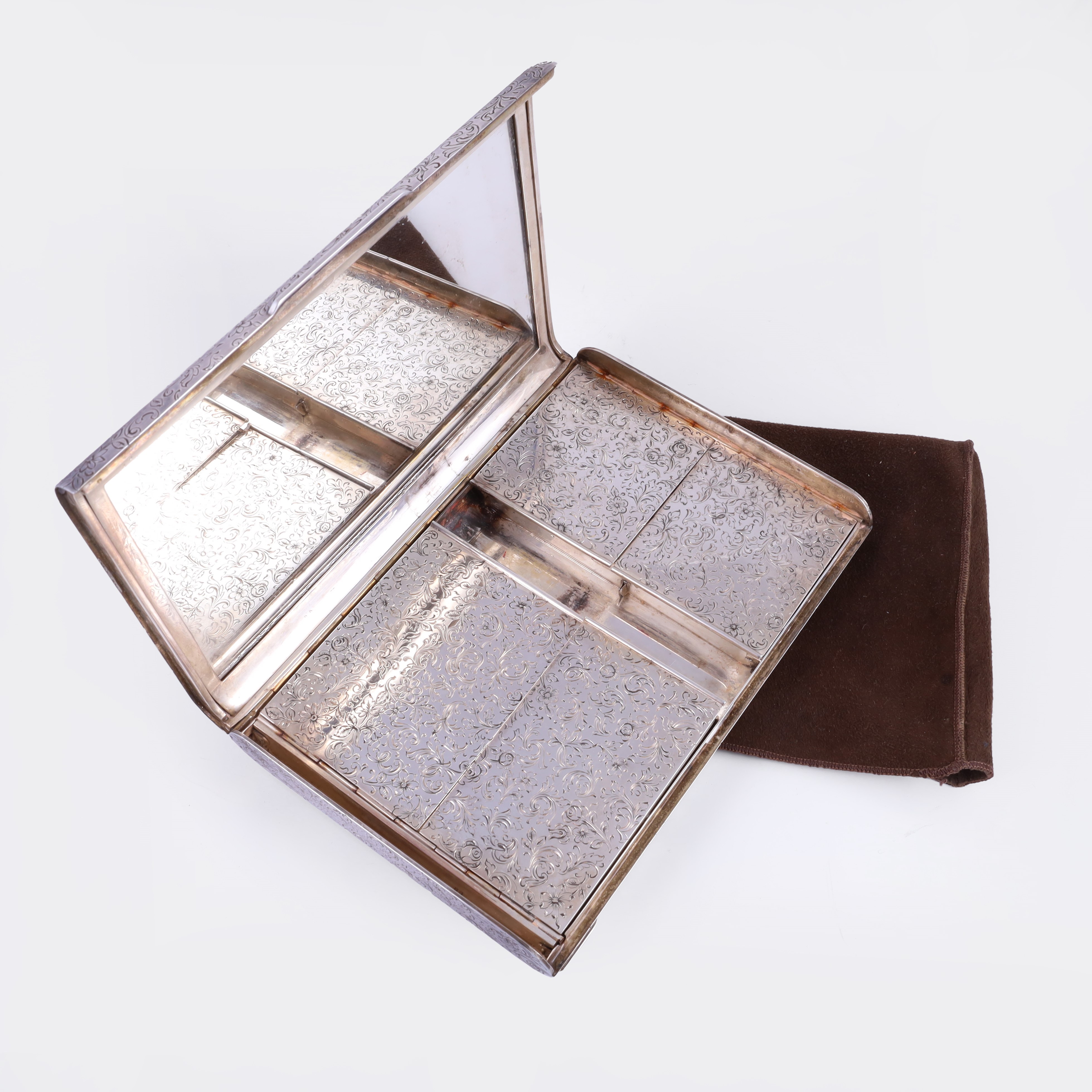 Trousse, argento 925/1000 inciso a motivi floreali con iniziali AS, custodia in suede