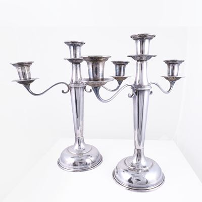 Coppia di candelabri, argento 800/1000, a tre fiamme