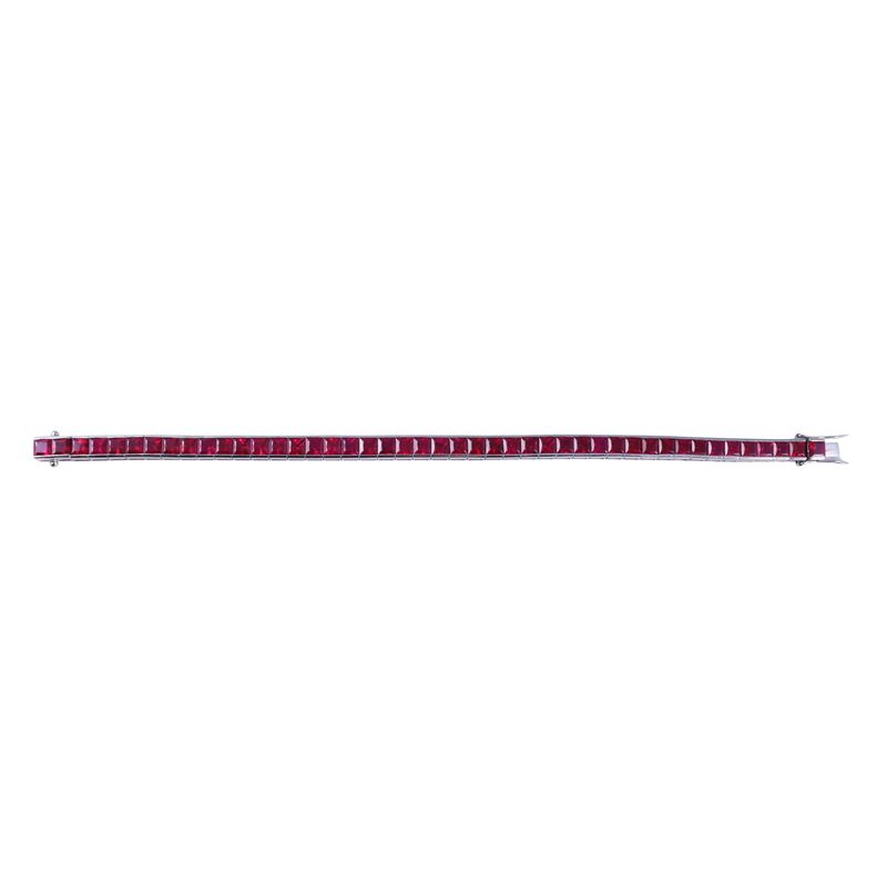 Bracciale in oro bianco 18 kt con rubini carré (rivièro), peso complessivo ca. 22 ct