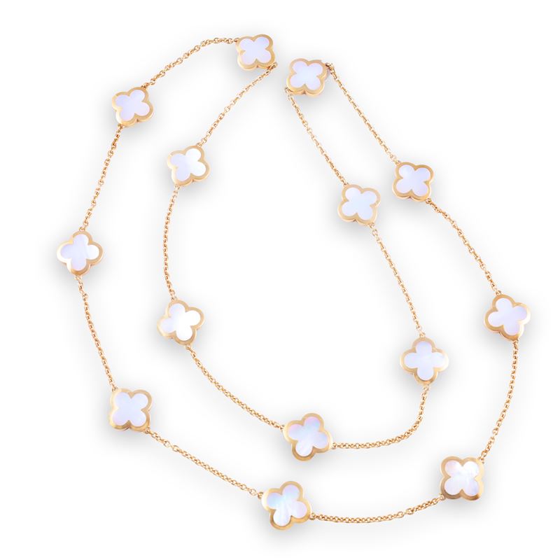 Van Cleef & Arpels, Collana “Pure Alhambra” in oro giallo 18 kt con quattordici motivi a quadrifo...