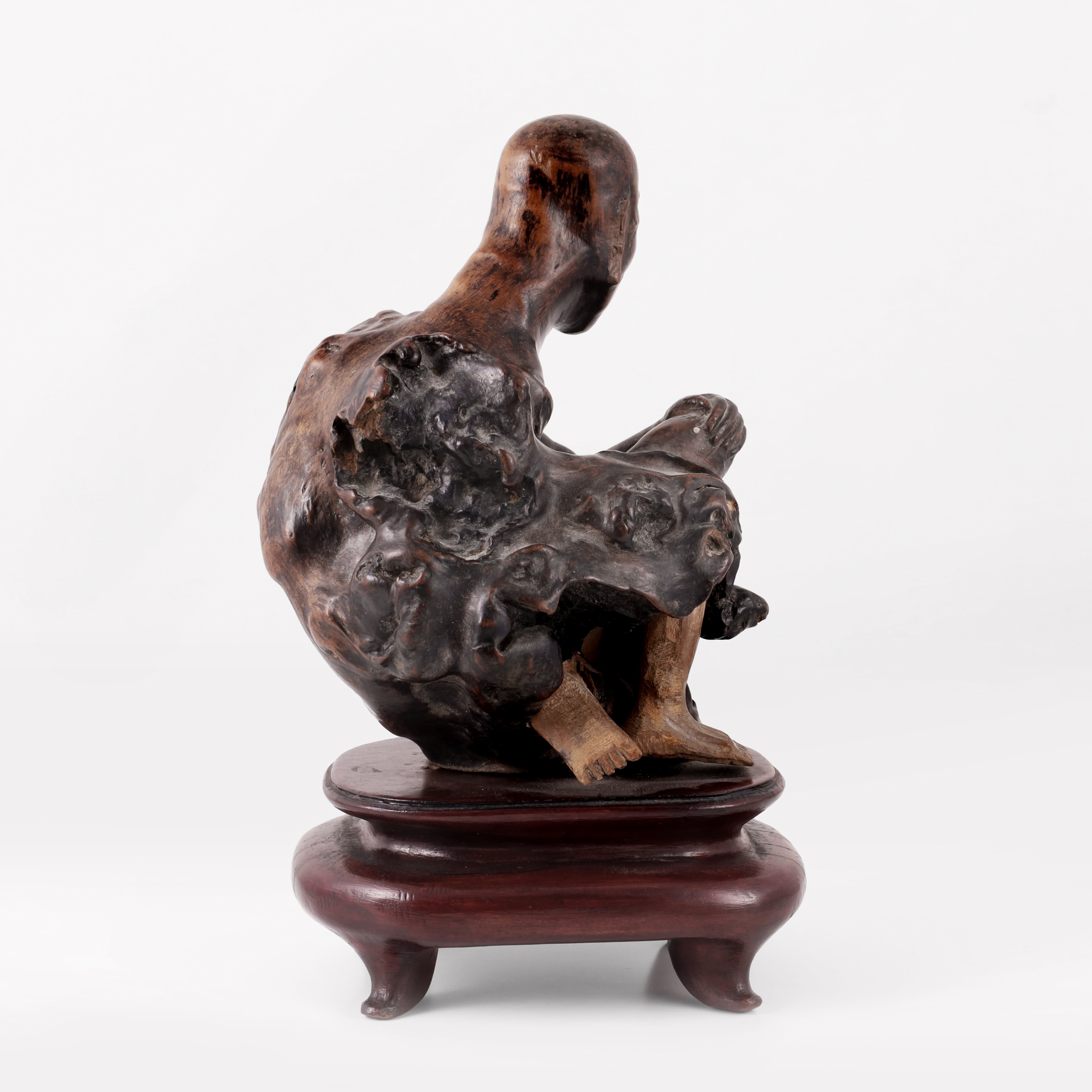 Cina, Coppia di teiere in bronzo e scultura in radice scolpita (XX secolo)