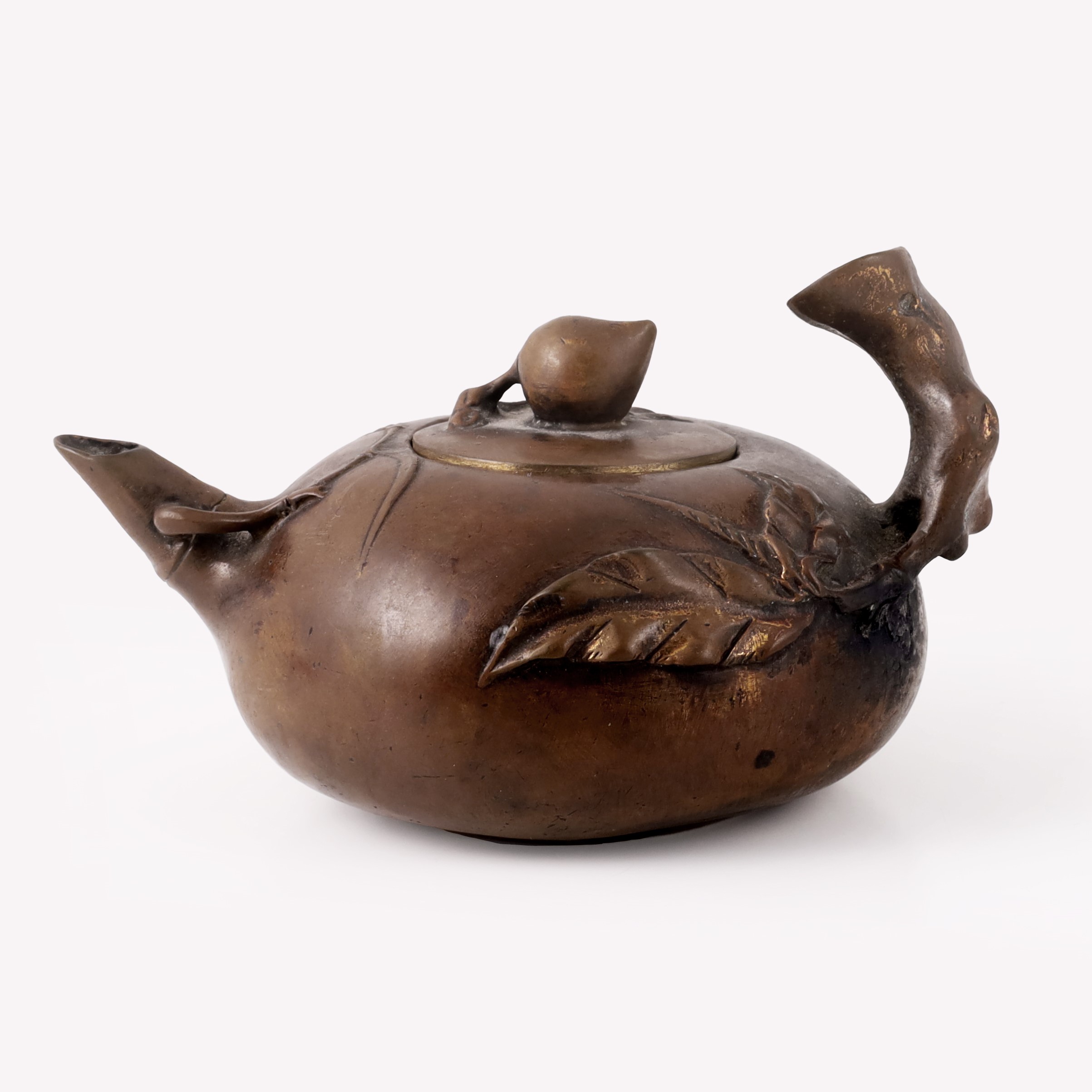 Cina, Coppia di teiere in bronzo e scultura in radice scolpita (XX secolo)