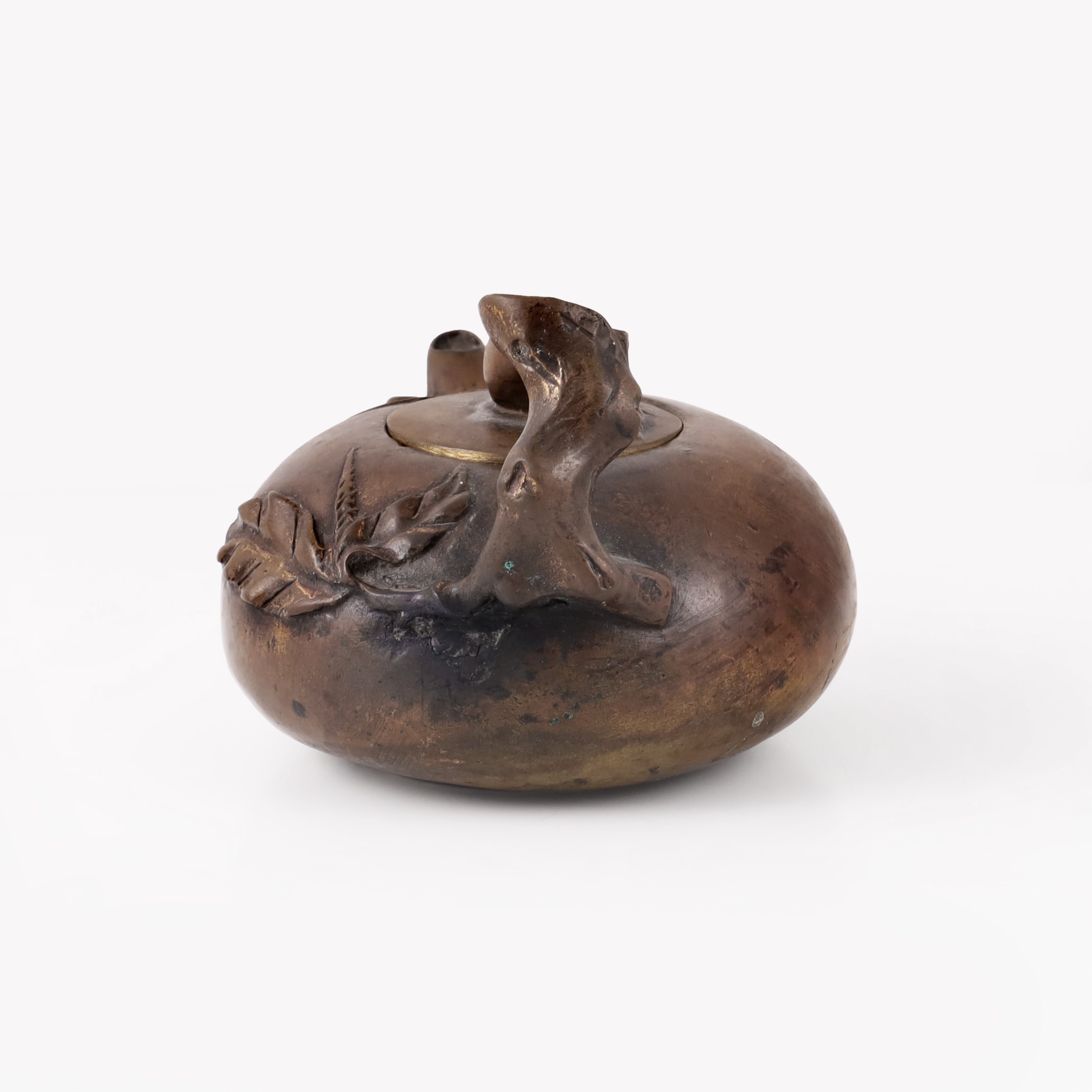 Cina, Coppia di teiere in bronzo e scultura in radice scolpita (XX secolo)
