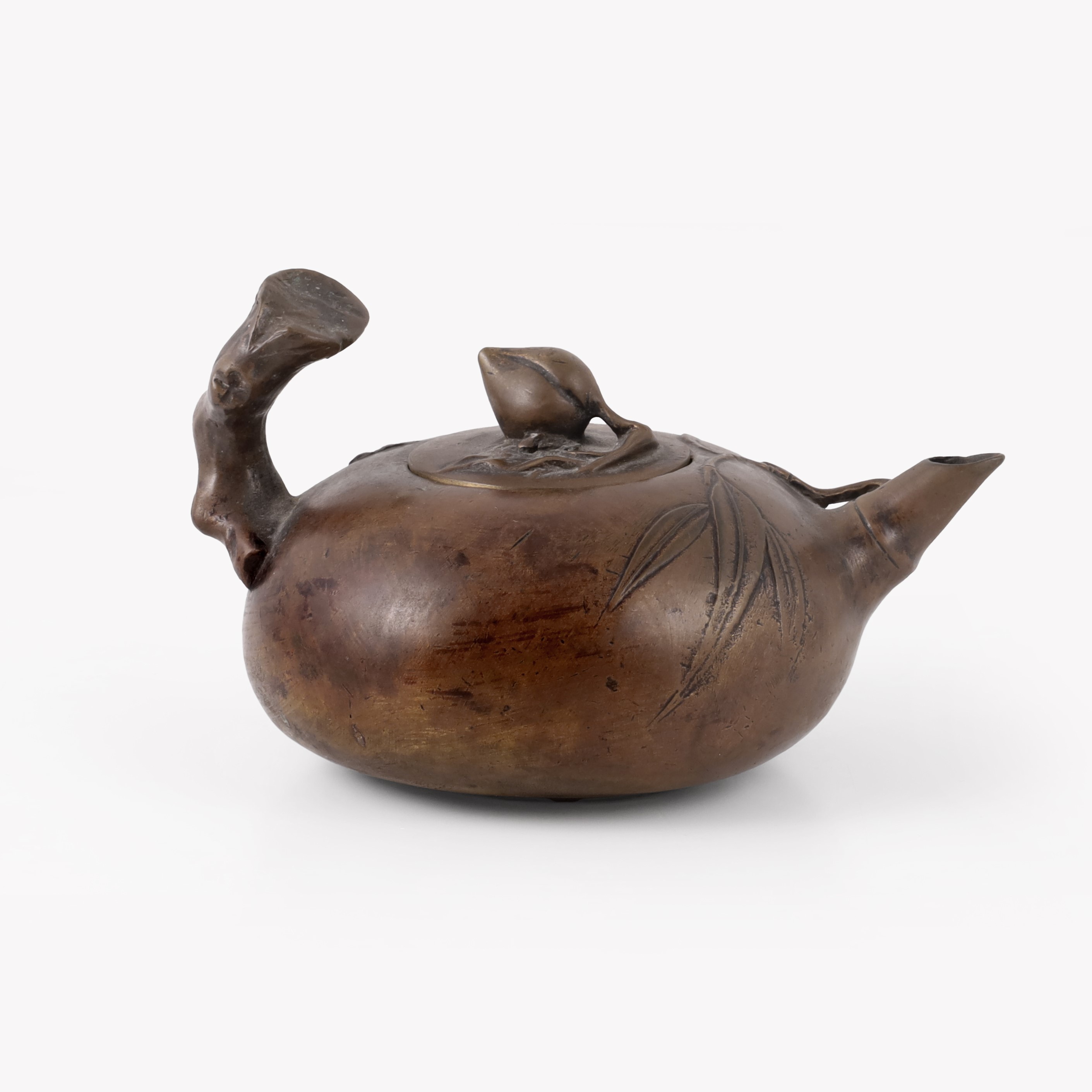 Cina, Coppia di teiere in bronzo e scultura in radice scolpita (XX secolo)