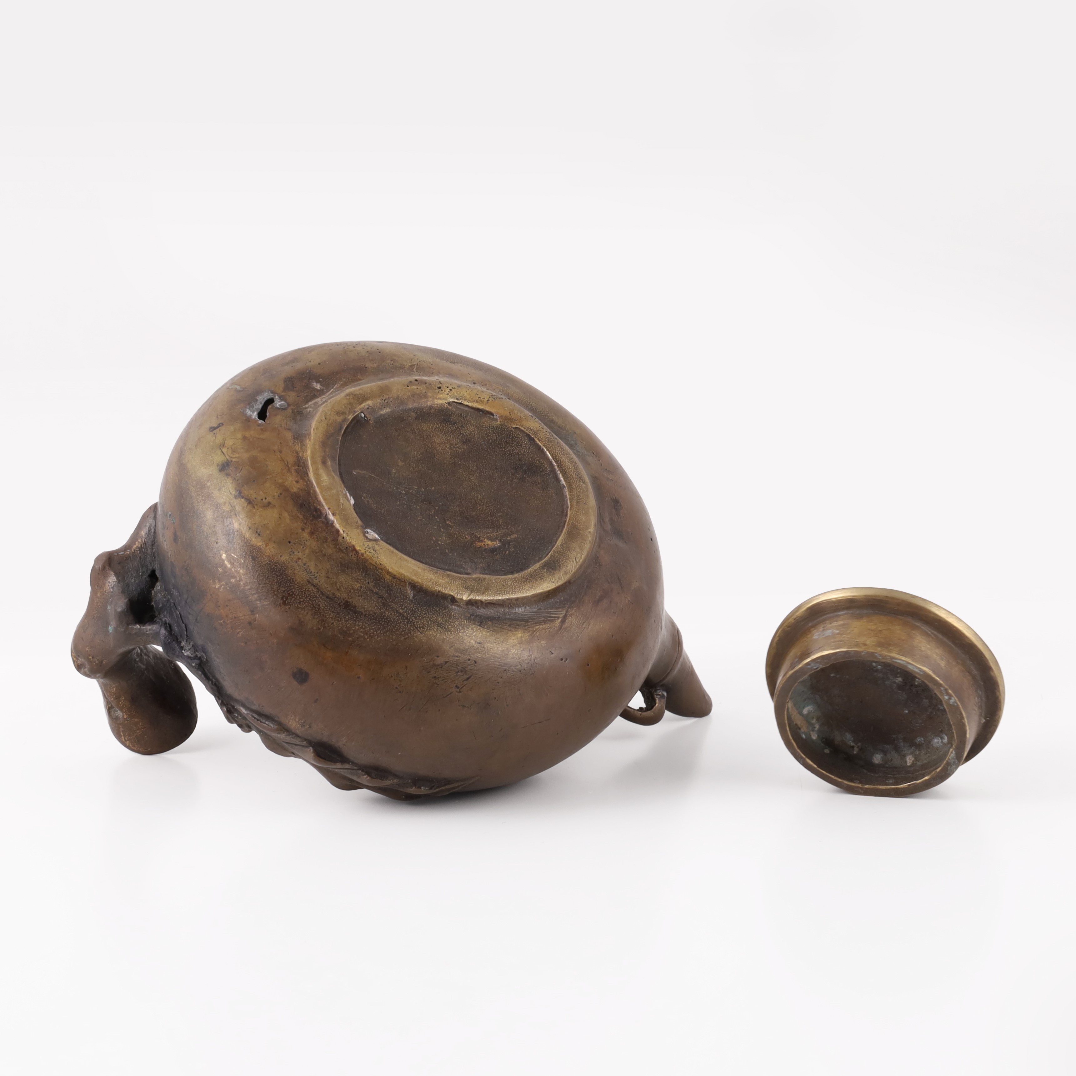 Cina, Coppia di teiere in bronzo e scultura in radice scolpita (XX secolo)
