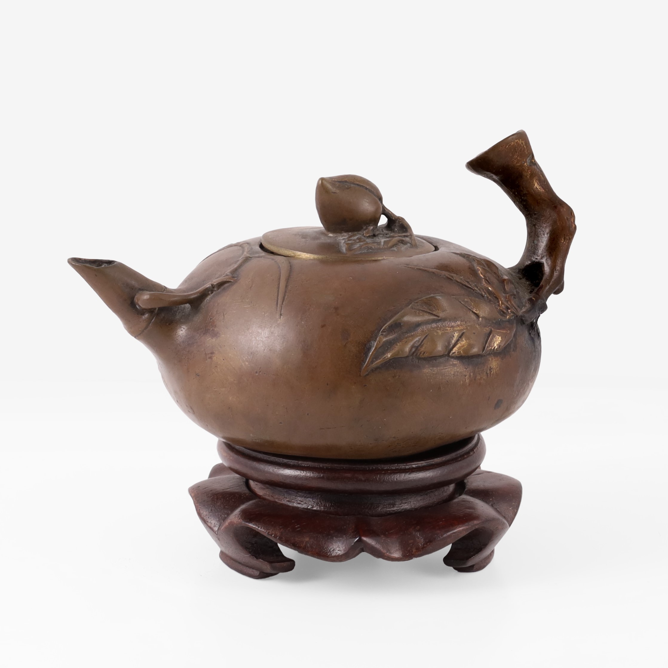 Cina, Coppia di teiere in bronzo e scultura in radice scolpita (XX secolo)